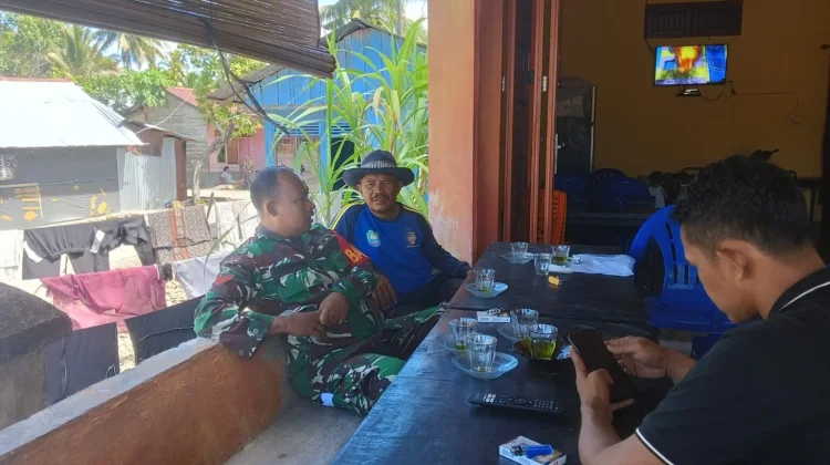 Babinsa TNI Kodim 0110/Abdya Komsos Dengan Warga