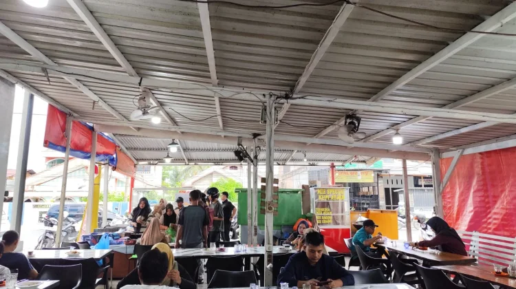 Mulai Berjualan, Lapak Nasi Gurih Diserbu Pembeli Pagi