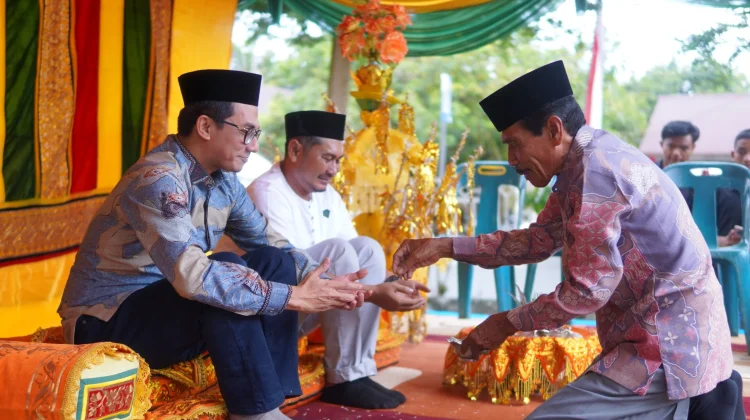 Warga Samatiga Peusijuk Ketua DPRK Banda Aceh dan Camat Baru