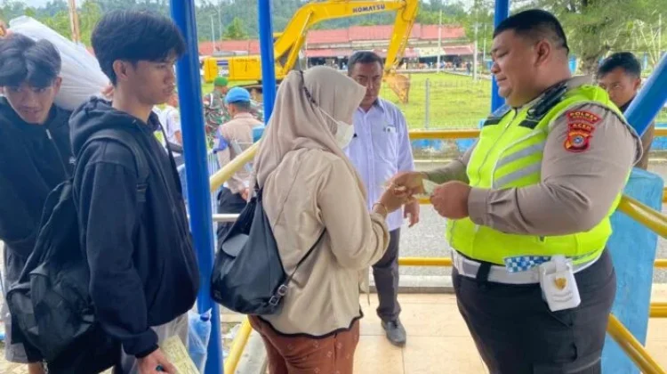 Polres Simeulue Monitoring Keberangkatan Arus Balik KMP Teluk Sinabang
