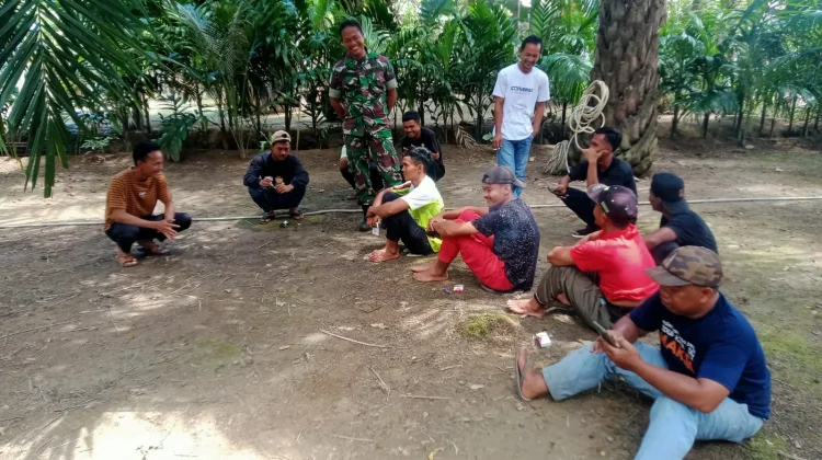 Babinsa Koramil 02/Kuala Batee Komsos Humanis Bersama Pemuda
