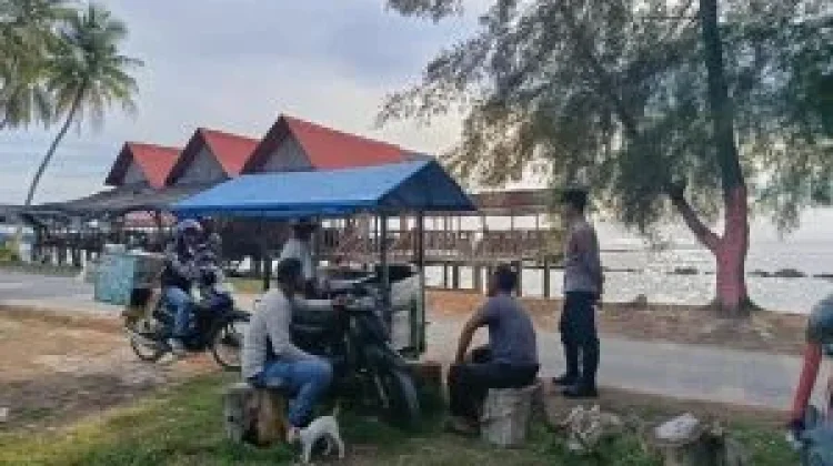Personel Polsek Labuhanhaji Timur Berikan Himbauan Kamtibmas kepada Wisatawan