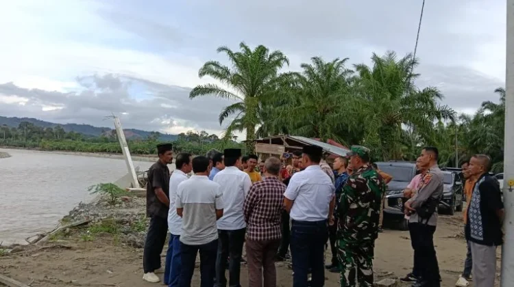 Kemendagri Tinjau Jembatan Putus di Nagan Raya Bersama Polsek Darul Makmur