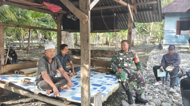 Babinsa Kodim 0110/Abdya Komsos Bersama Warga