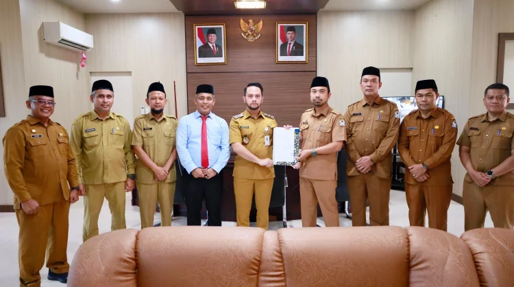 Wabub Aceh Barat Serahkan SK Plt Kepala Baperida Baru