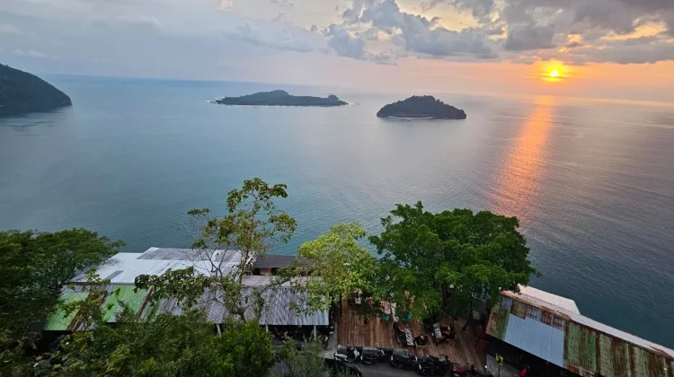 Pemandangan Indah Gunung Gurute Ramai saat Matahari Terbenam