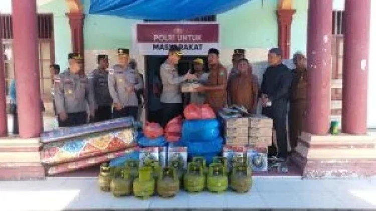 Kapolres Aceh Selatan Berikan Bantuan Korban Kebakaran di Desa Kota Fajar