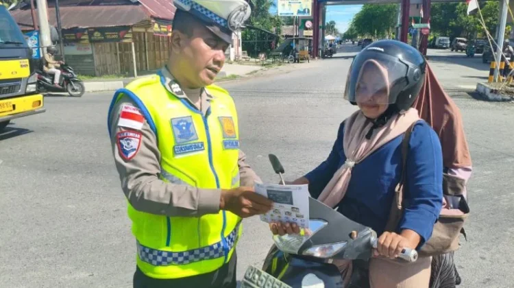 Polantas Nagan Raya Edukasi Warga Tertib Berlalu Lintas