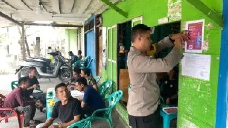 Polsek Kluet Timur Gencarkan Sosialisasi dan Pasang Brosur Stop Karhutla