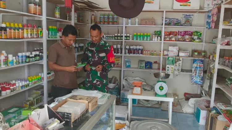 Babinsa Tangan-Tangan Mengecek Ketersediaan Pupuk Toko Pertanian