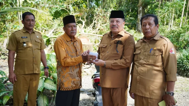 Bupati TRK Serahkan Bantuan Tunai Rp21 Juta kepada Korban Angin Kencang