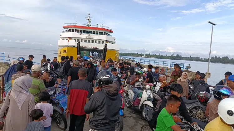 Penumpang dari Pulau Simeulue Padati Pelabuhan Kuala Bubon