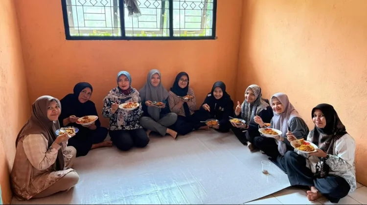 Momen Santai Menikmati Mie Hangat di Waktu Luang