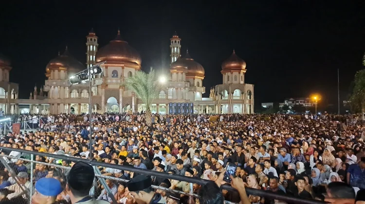 Masyarakat Aceh Padati Halaman Masjid Agung, Saksikan Tabligh Akbar Tgk Habibi