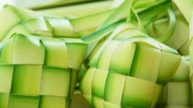 Dibalik Anyaman Ketupat Tersimpan Filosofi Hidup yang Mendalam