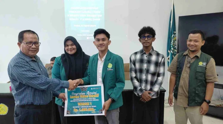 Rektor Unmuha Beri Penghargaan Video Kreatif KKN Mahasiswa Terbaik