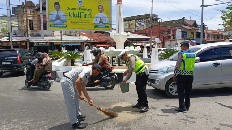 Satlantas Aceh Barat Tangani Tumpahan Minyak
