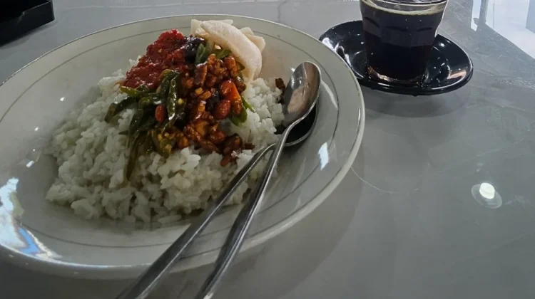 Nasi Gurih: Si "Bintang Pagi" yang Bikin Nagih, Apa Sih Rahasianya?