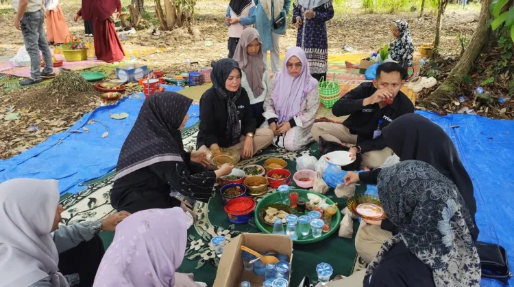 Makan Bersama Warnai Tradisi Sakral Kenduri Jirat