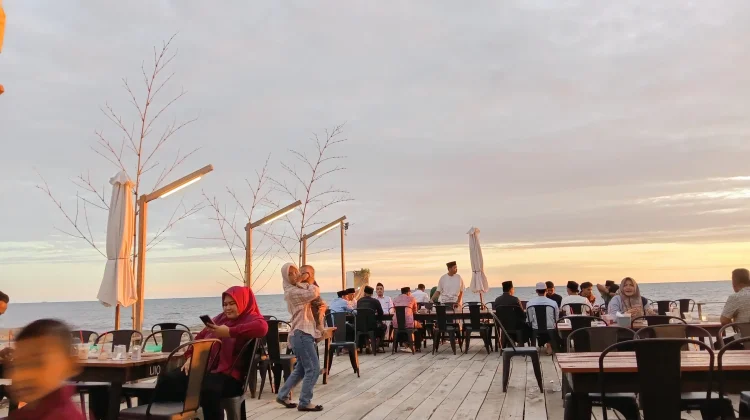 Cafe di Meulaboh Ramai Pengunjung saat Menjelang Senja