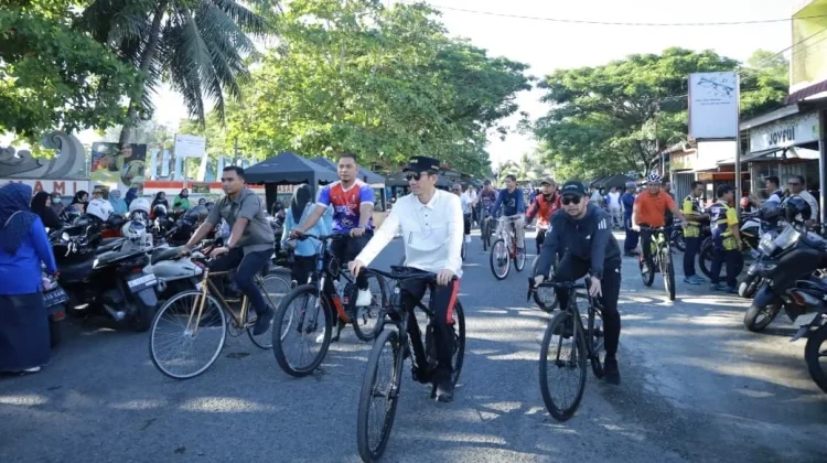Hari Pertama WFH, Bupati Aceh Barat Bersepeda dan Pimpin Gotong Royong Bersama ASN
