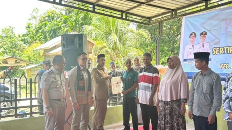 Safwandi Serahkan Ratusan Sertifikat Tanah pada Masyarakat