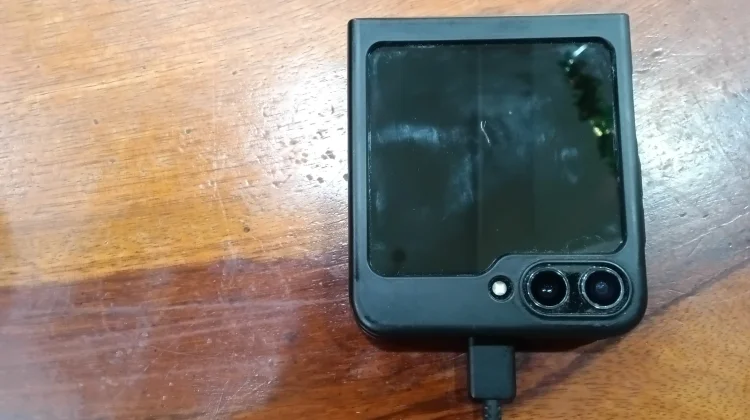 Hal Penting sebelum Memutuskan untuk Membeli Handphone Lipat