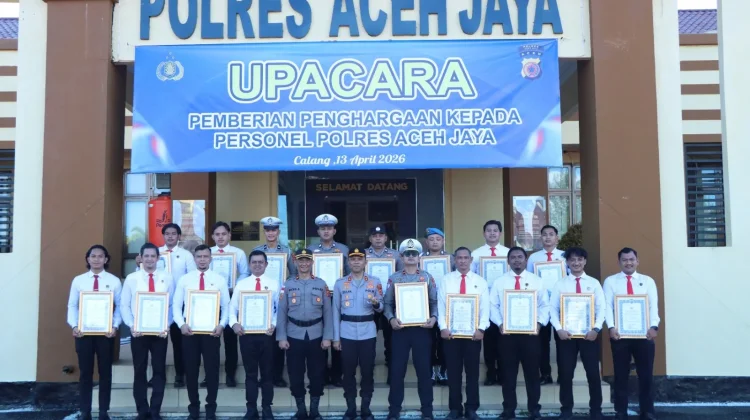 Kapolres Aceh Jaya Pimpin Upacara Pemberian Penghargaan Kinerja Personel