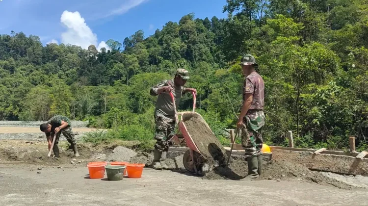 Satgas Kodim 0105/Abar Pengerjaan Jembatan Desa Sikundo