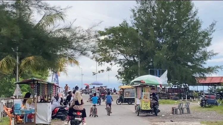 Suasana Sore di Pelabuhan Ujung Karang Ramai Dikunjungi Warga
