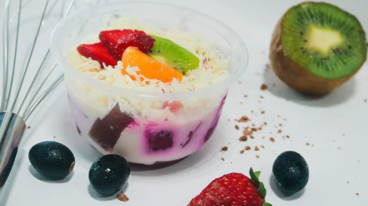 Salad Buah Keju-Yogurt: Sehat untuk Diet atau Tinggi Gula dan Lemak?