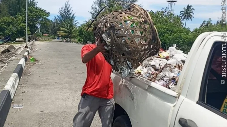 DLH Kerahkan Armada Bersihkan Sampah di Ujung Karang, Pelabuhan Jeti Meulaboh