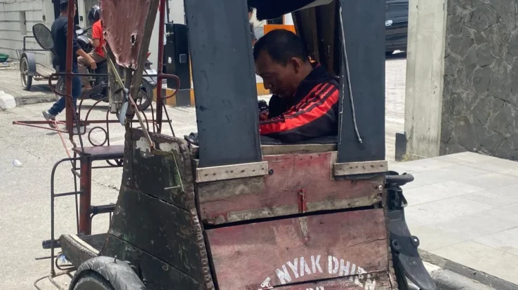 Pengemudi Becak Aceh Barat Bertahan ditengah Sepinya Penumpang