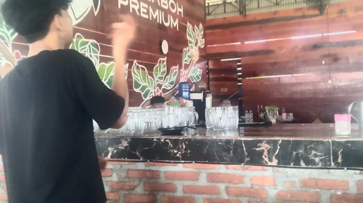 Budaya Ngopi di Warkop Aceh Barat Tetap Bertahan