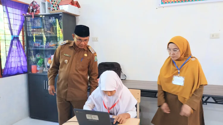 Tinjau Pelaksanaan TKA Tingkat SD, Wabup Simeulue Beri Motivasi