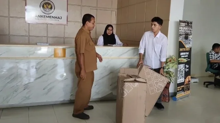 jelang Keberangkatan, Kankemenhaj Aceh Jaya Distribusikan Koper JCH