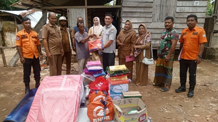 BPBD dan Dinsos Salurkan Bantuan untuk Korban Angin Kencang di Sungai Mas