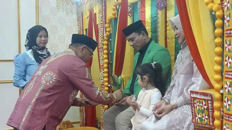 Wabup Simeulue Lakukan Peusijuek Anggota Komisi V DPR RI