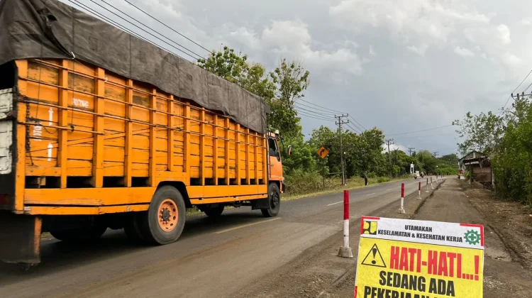 Perbaikan Jalan di Nagan Raya, Petugas Lakukan Buka Tutup Jalan Lintas Nasional