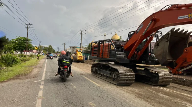 Perbaikan Jalan di Nagan Raya, Petugas Lakukan Buka Tutup Jalan Lintas Nasional