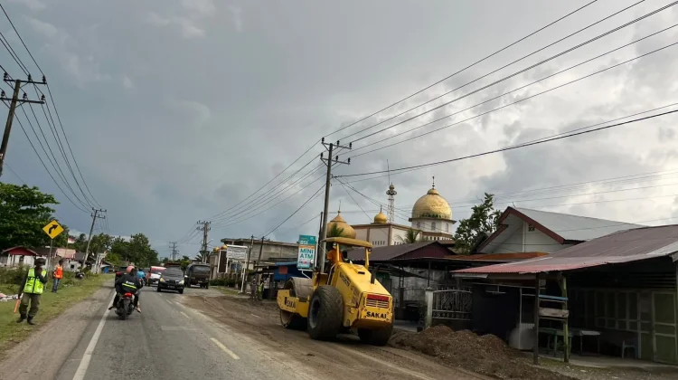 Perbaikan Jalan di Nagan Raya, Petugas Lakukan Buka Tutup Jalan Lintas Nasional