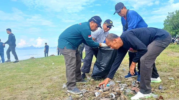 Hidupan Budaya Gotong Royong, Seribuan ASN Aceh Barat Bersihkan Pantai Calok