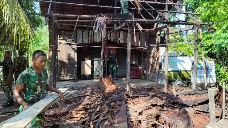 Personil Satgas TTMD Kodim 0110/Abdya Rehab Rumah Warga Masyarakat