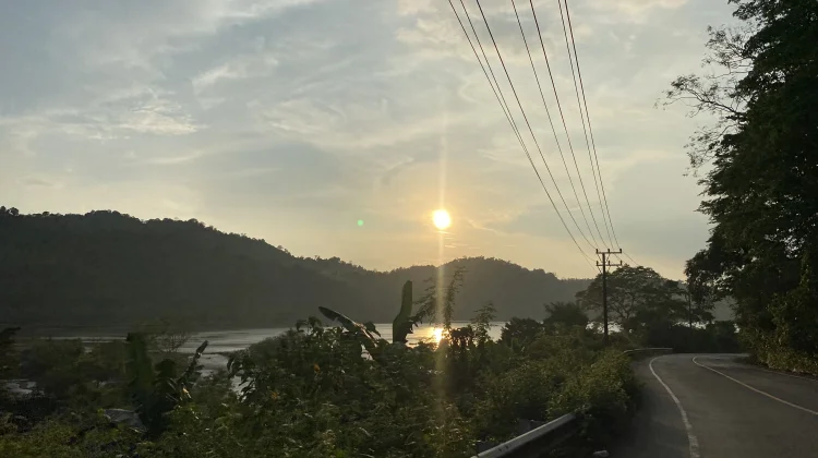 Menikmati Sunset di Bawah Kaki Gunung Paro