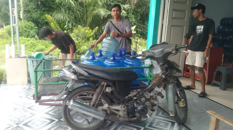 Harga Plastik Naik Pengusaha Air Isi Ulang di Meulaboh Mulai Tertekan