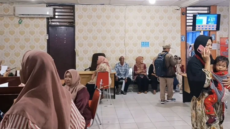Dukcapil Aceh Barat Dipadati Warga Melakukan Perubahan Pekerjaan
