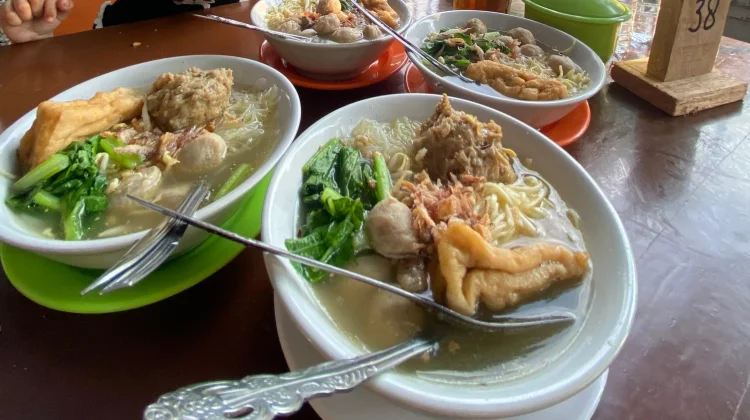 Semangkuk Bakso Hangat yang Bikin Kenyang dan Mood Bahagia