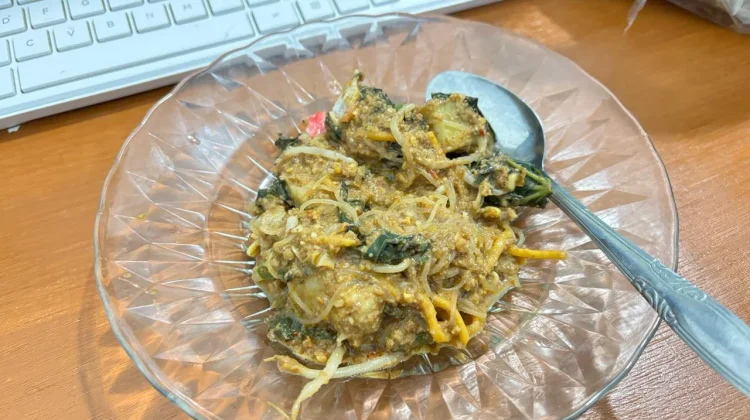 Nikmatnya Lontong Pecal, Salad Alami Khas Indonesia yang Tak Lekang Waktu