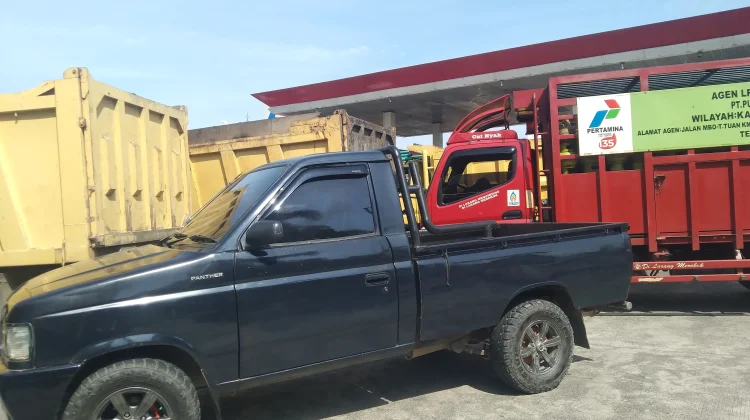 Antrean Solar Mengular Hingga 1 Kilometer di Meureubo