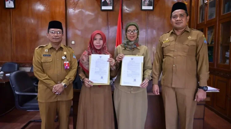 Sekda Aceh Jaya Serahkan SK Plt Kadishub dan Sekretaris Dinas Parekrafpora